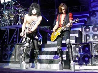 PaulJoePerryOklahomaCity2003-12-14.jpg (28162 Byte)