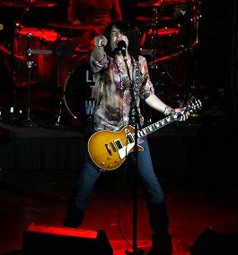 PaulStanleylive2006.jpg (17842 Byte)