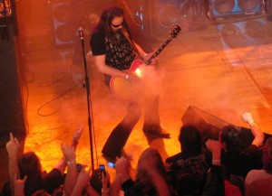 AceFrehley2009SmokingGuitar.jpg (19911 Byte)