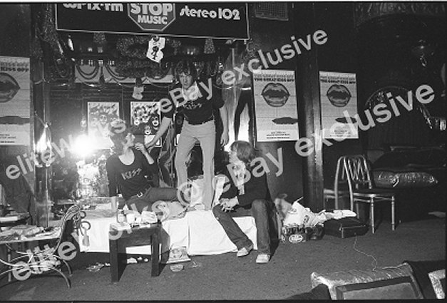 TheGreatKissOffHotelDiplomat.jpg (70594 Byte)