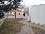 LhotskygasseDurchgangParkplatzMerkurKlein.JPG (9577 Byte)