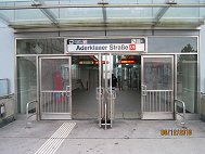 U1AderklaaerstrasseSchildKlein.JPG (9521 Byte)