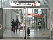 U1GrossfeldsiedlungSchildKlein.JPG (11160 Byte)