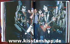 1981PhotoSessionKiss.gif (32840 Byte)